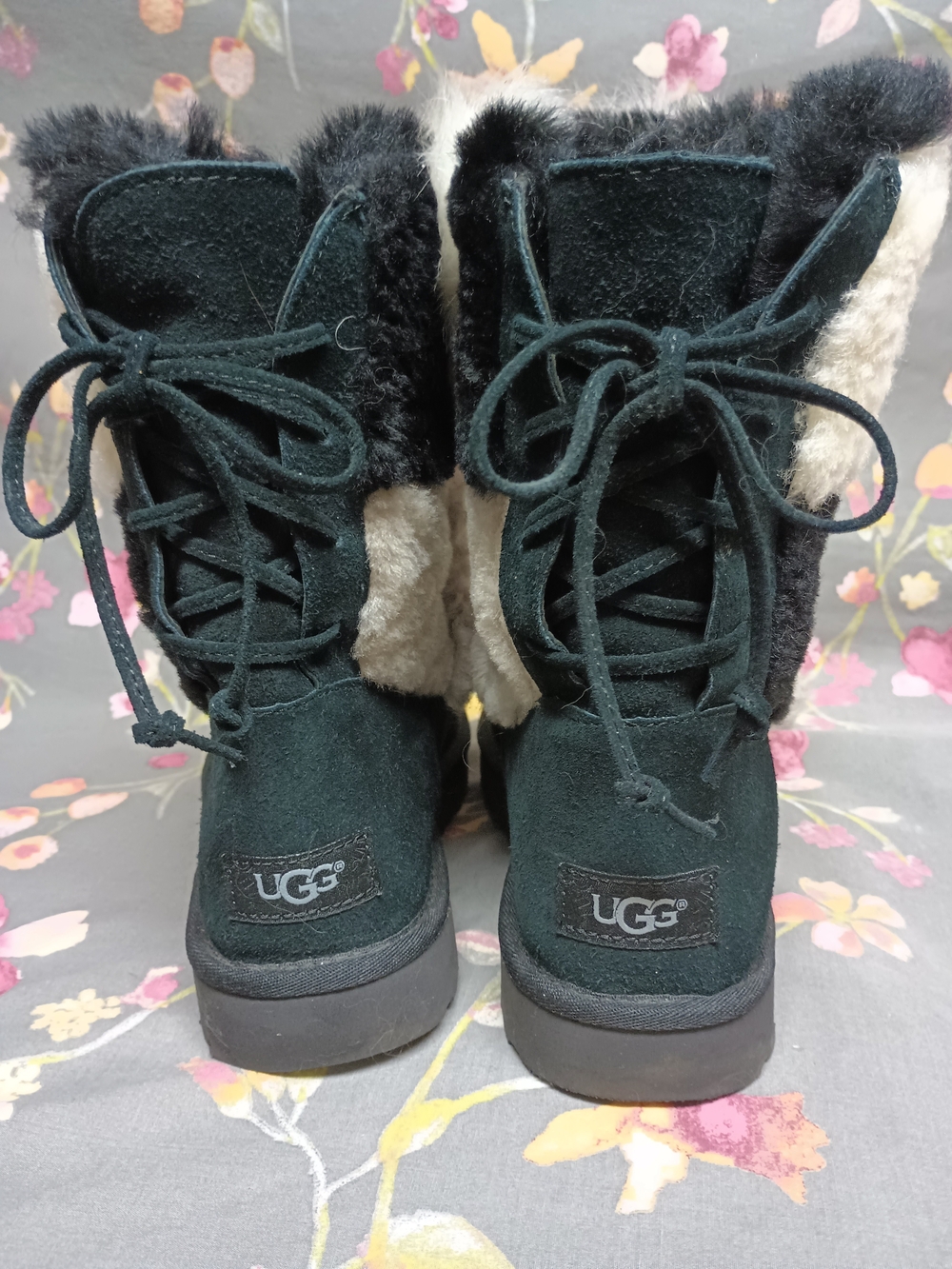 UGG Classic Patchwork Boots Black – Like New, Women's Size 8 - Picture 6 of 9